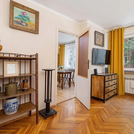 Nowowiejska Cosy For 6 People In Cracow By Renters Apartamento Cracovia