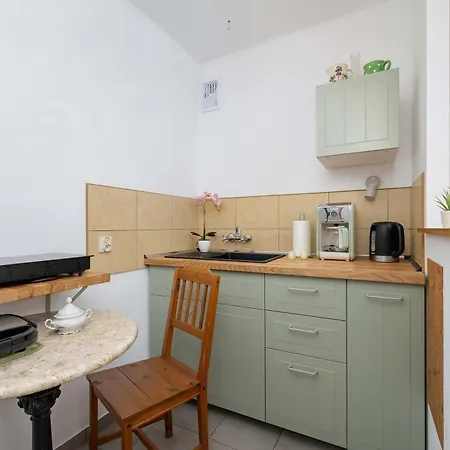 Nowowiejska Cosy For 6 People In Cracow By Renters *